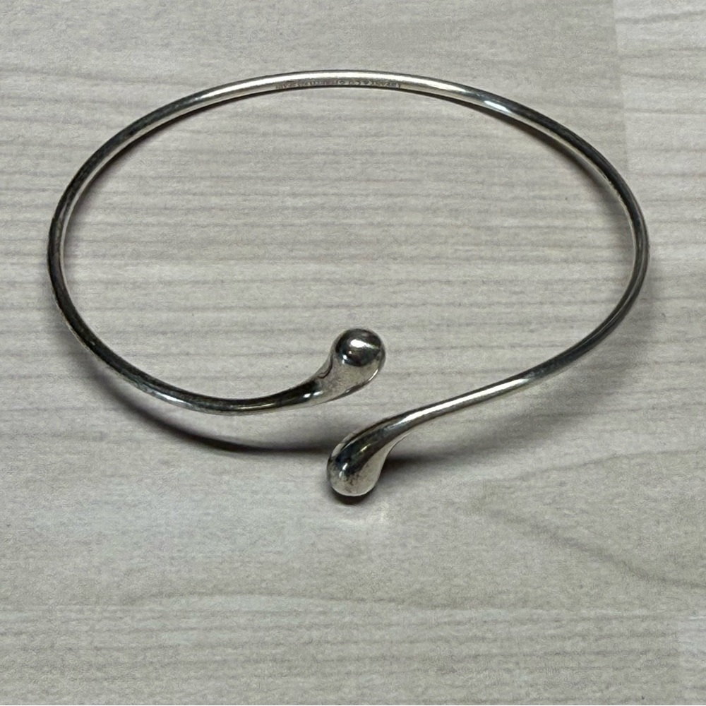 Tiffany & Co. 9.25 S. Silver teardrop Bangle Bracelet - Picture 6 of 6